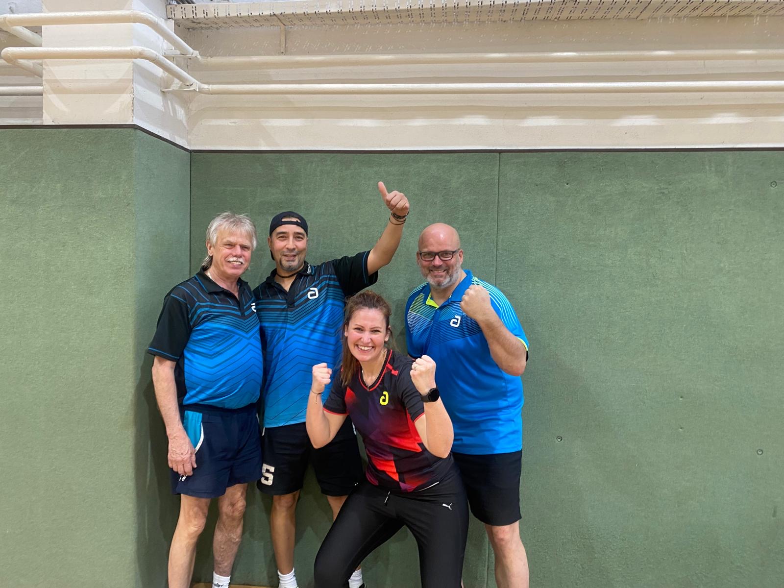 Manfred Giersdorff, Tarkan &Ouml;nok, Maria Korbizki und Remo Lehmann (v.l.n.r.) aus der 6. Mannschaft