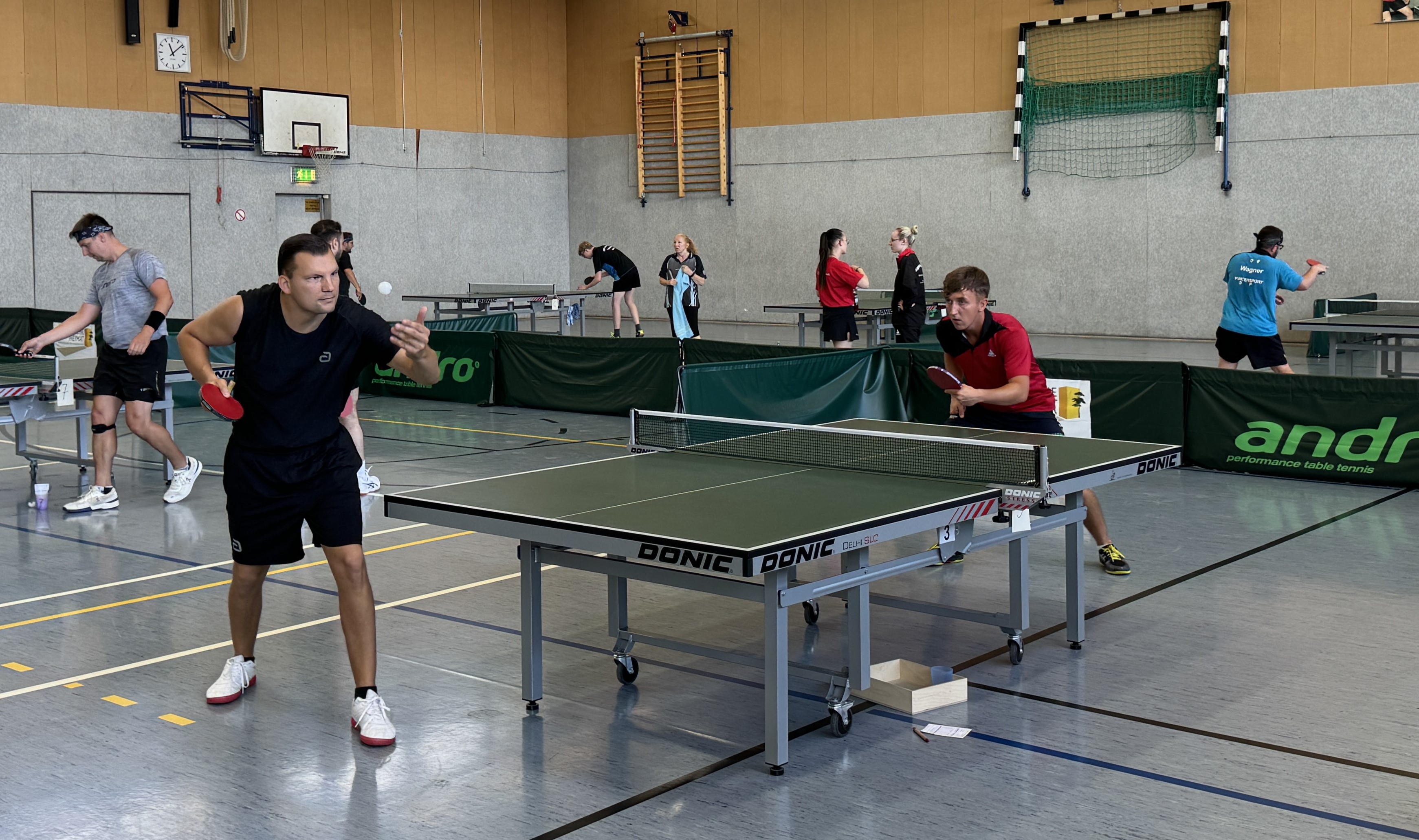 Neuzugang Christoph Tscharntke (links) im Gruppenspiel gegen Marvin Harbsmeier