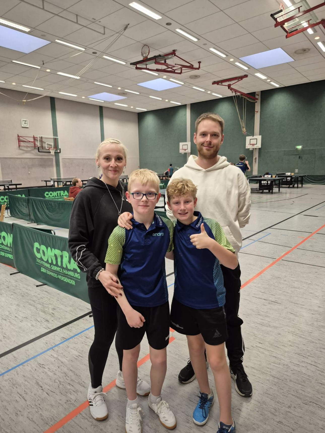 Lean und Henri mit Trainerin Jenny Kunze und Trainer Dominik Schulz